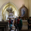 V kostele.