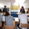 Debatující studenty pečlivě sleduje porota a přemýšlí o hodnocení.